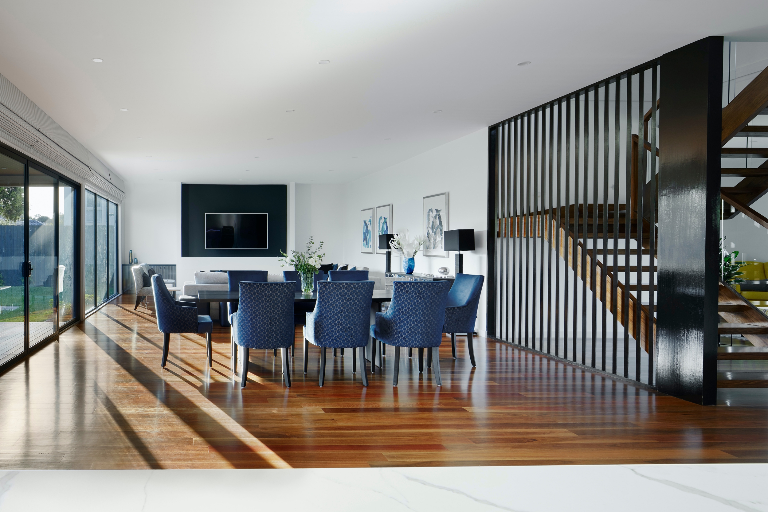 Offener Wohn- und Essbereich mit Holzboden und Treppe