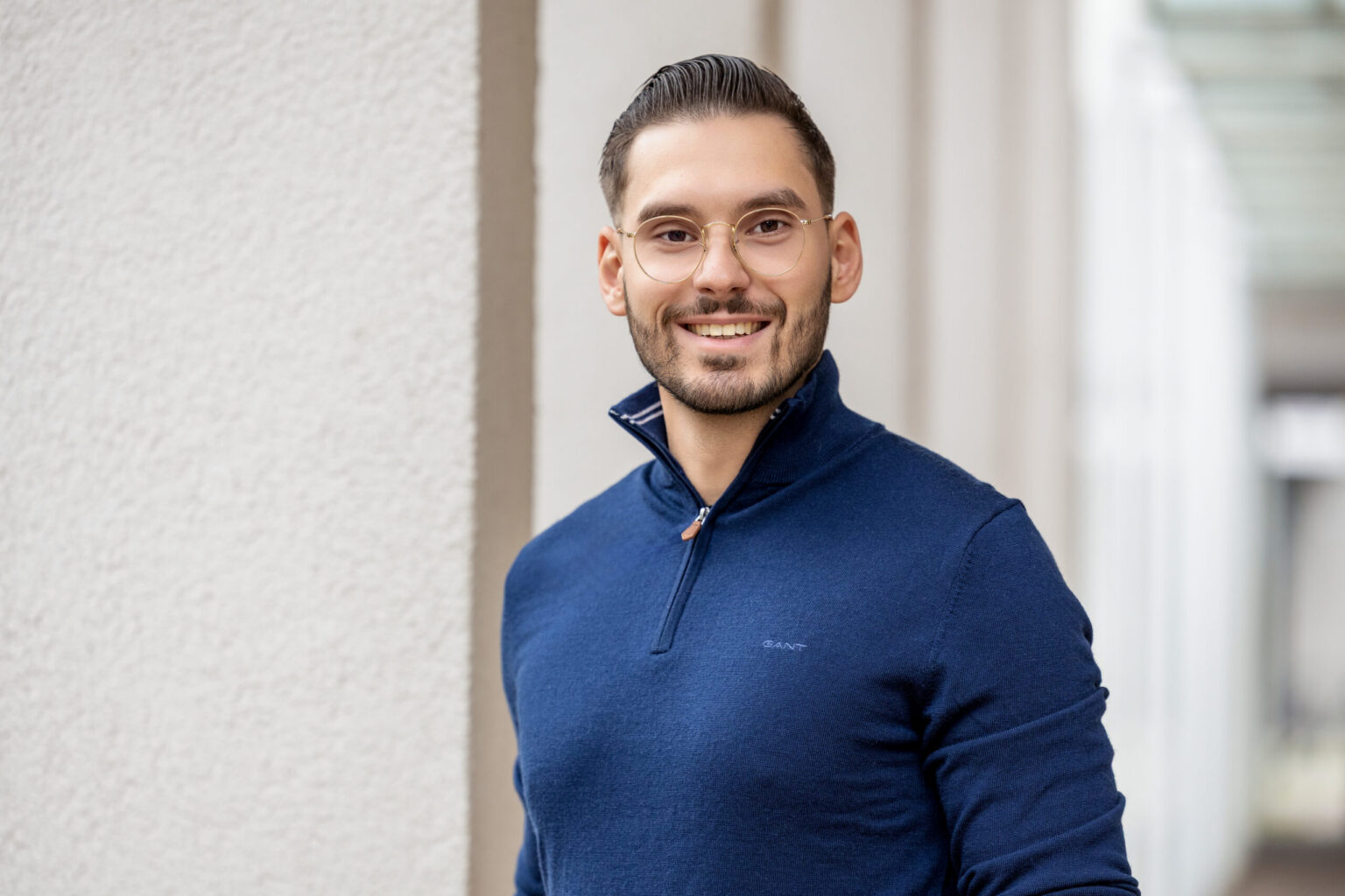 Stefan Ziegler, Immobilienmakler (IHK) in Illertissen, lächelnd vor einer hellen Fassade