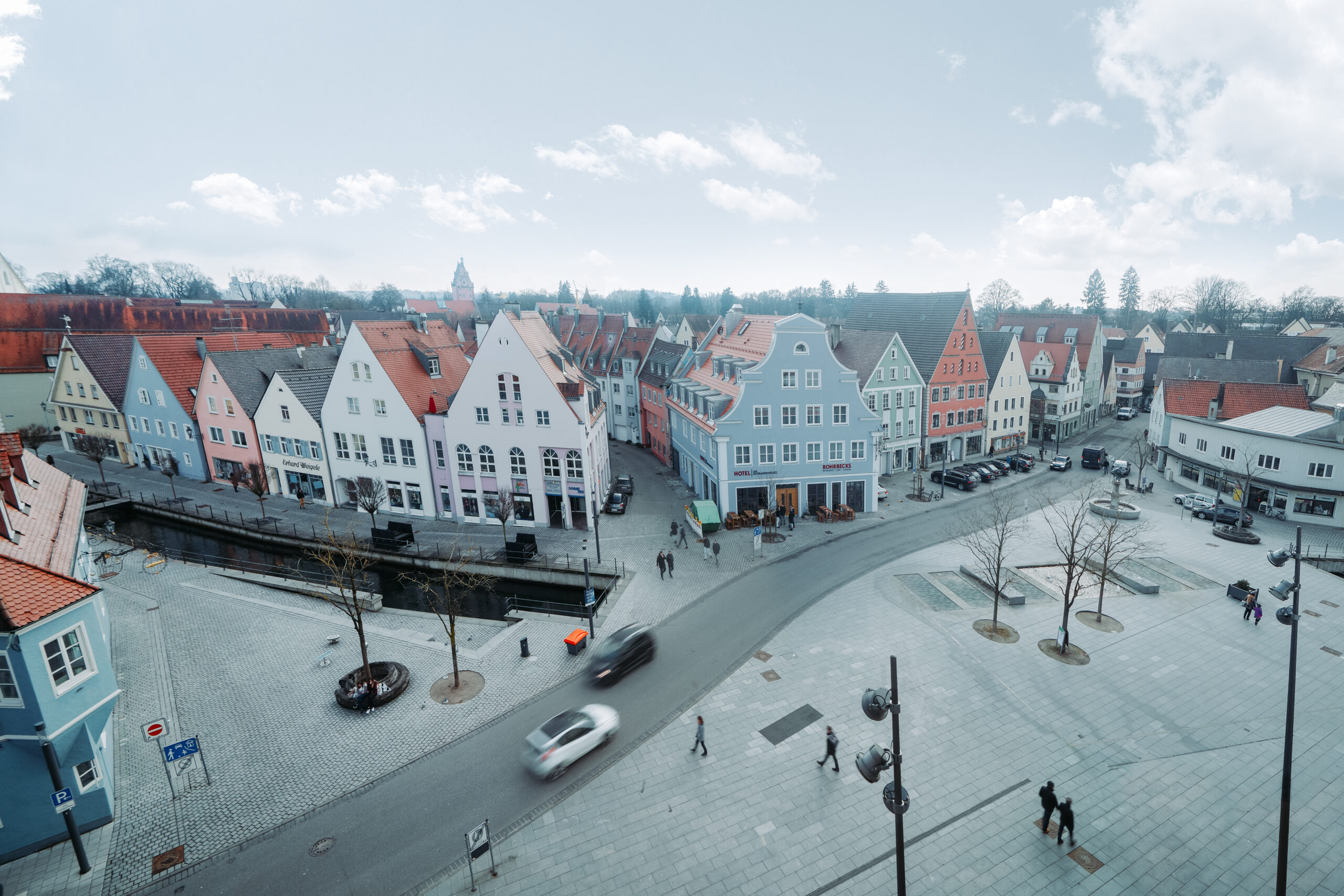 Blick über den Schrannenplatz in Memmingen mit historischen Giebelhäusern